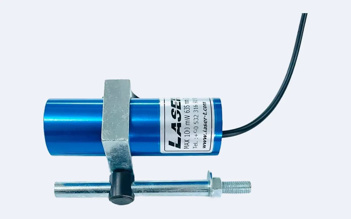 TN30L35 çizgi lazer yatay duruşta, yakından — lens ucu solda, kablo sağda, montaj mili altta