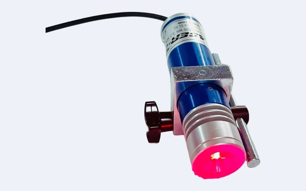 TM100L35 çizgi lazer lens önden, kırmızı yanarken — sıkma topuzu solda, kablo sol üstte