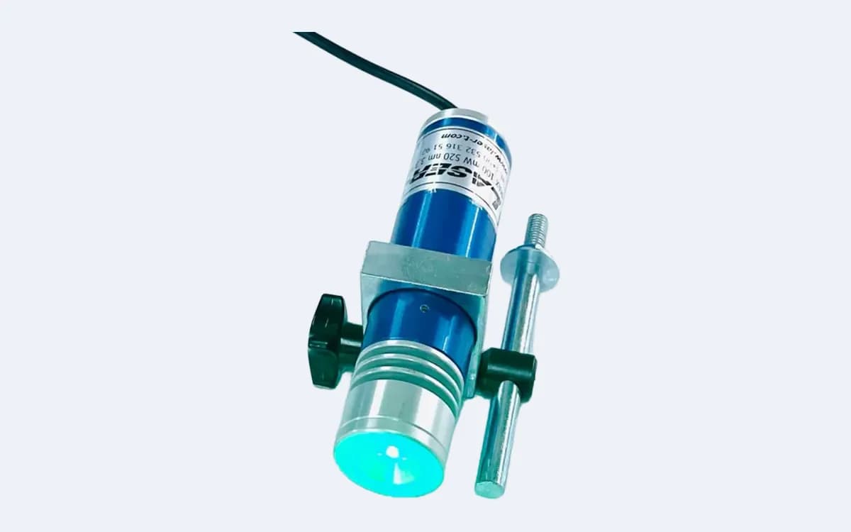 TM100L35 yeşil çizgi lazer lens önden, yeşil yanarken — sıkma topuzu solda, montaj mili sağda, kablo yukarıda