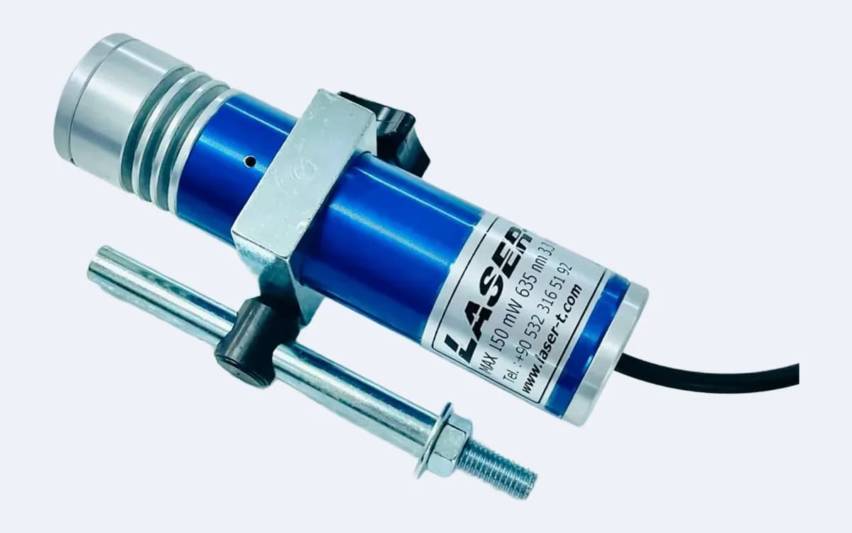 TM200L35 çizgi lazer çapraz açıdan — kanatlı lens başlığı sol üstte, cıvatalı montaj mili gövdenin altında, kablo sağda