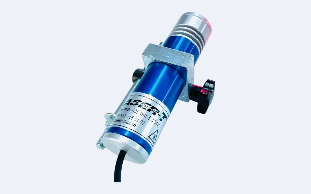 TM200L35 çizgi lazer dik, hafif eğik — lens başlığı yukarıda, LASER-T etiketi önde, sıkma topuzu sağda, kablo aşağıda