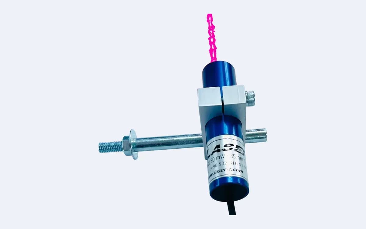 TS50L25 çizgi lazer dik duruşta, lens ucundan yukarı doğru çıkan lazer çizgisiyle