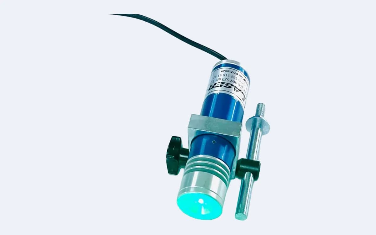 TOD100C35 yeşil daire lazer lens önden, yeşil yanarken — sıkma topuzu solda, montaj mili sağda, kablo yukarıda