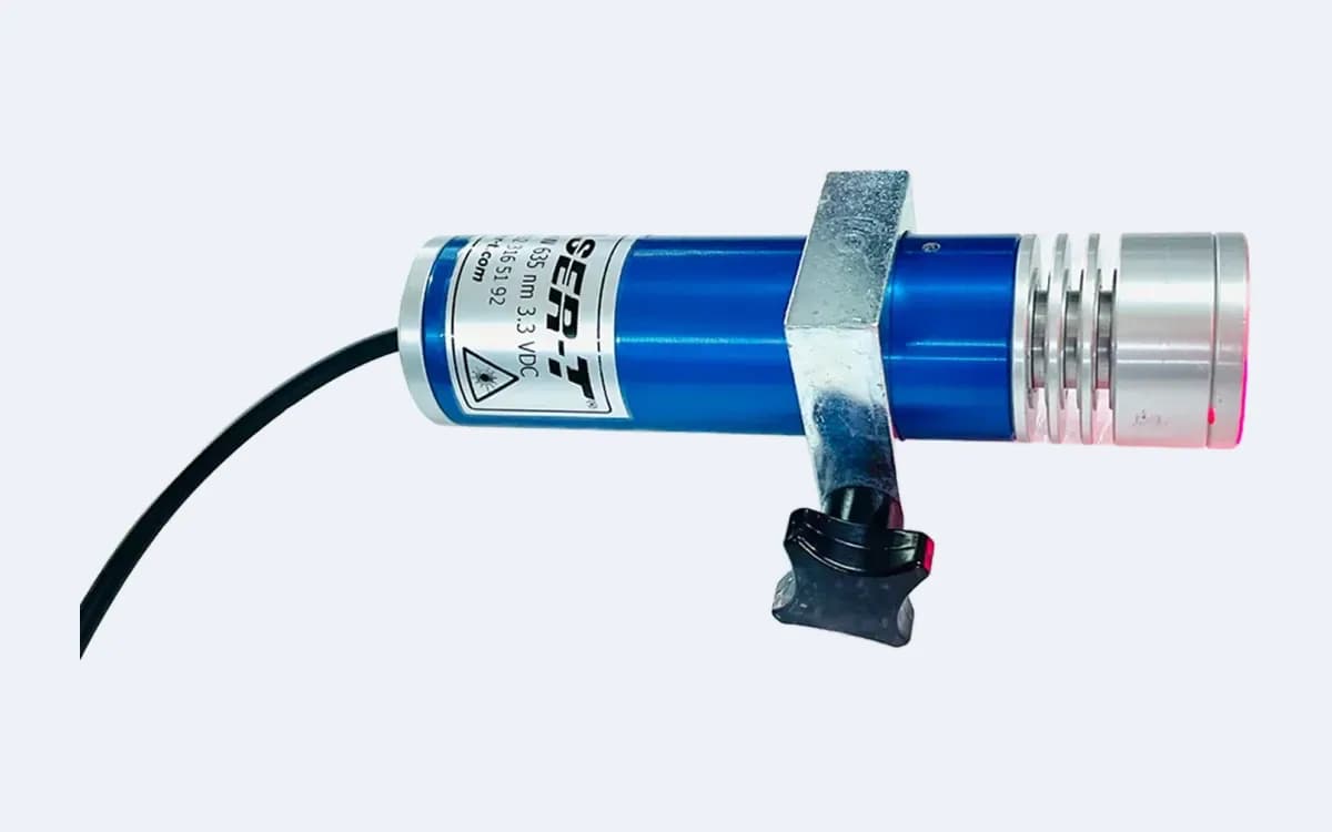 TOD150C35 daire lazer arka yüzden — kablo solda, lens başlığı sağda, sıkma topuzu tutucunun altında