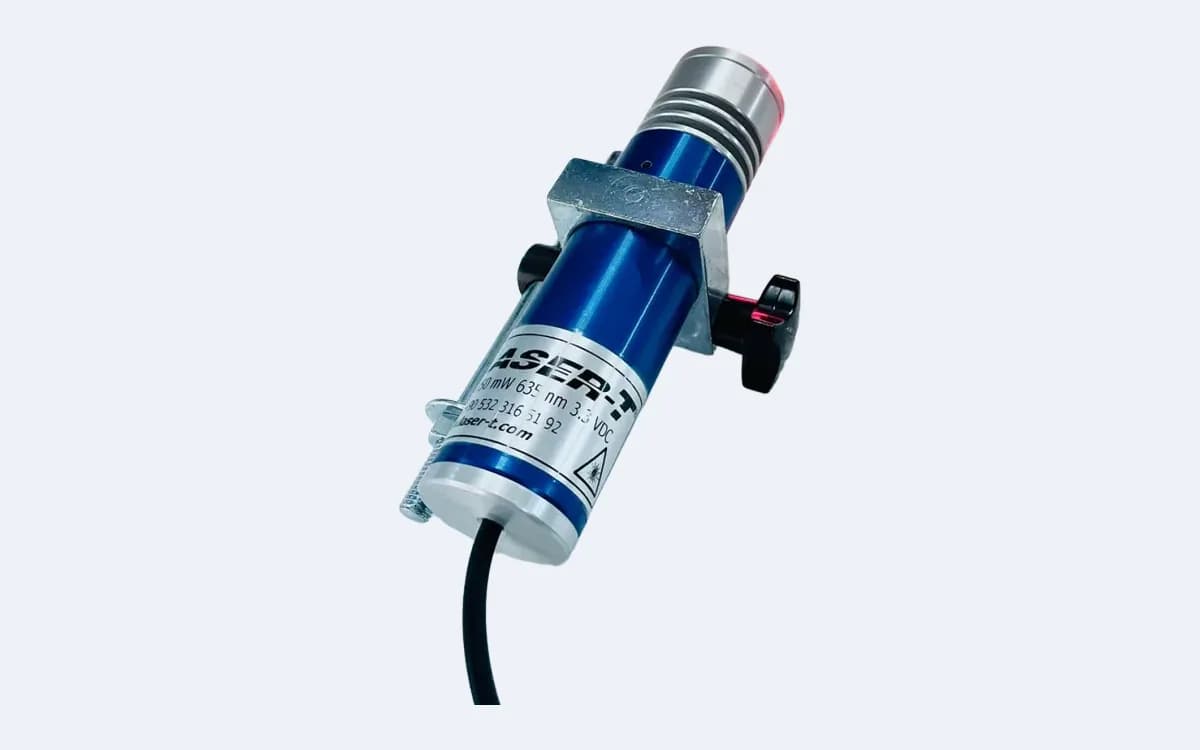 TOD150C35 daire lazer dik, hafif eğik — lens başlığı yukarıda, LASER-T etiketi önde, sıkma topuzu sağda, kablo aşağıda