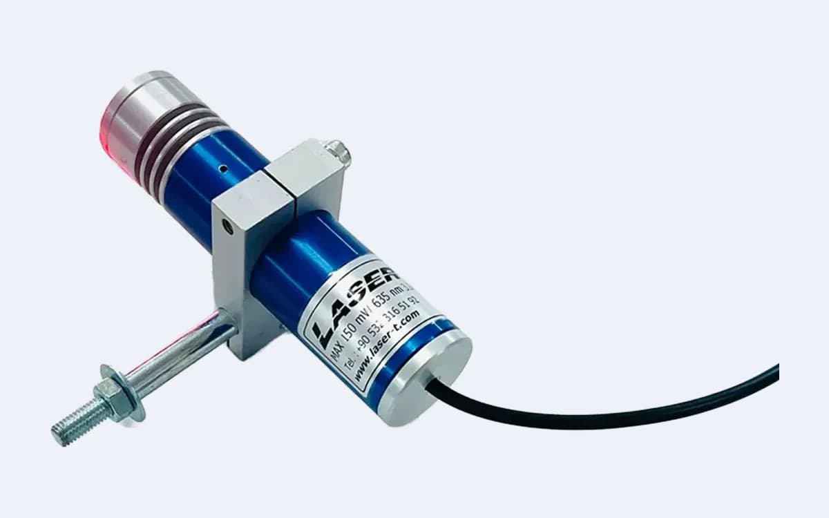 TOD150C35 daire lazer çapraz açıdan — lens başlığı sol üstte, montaj mili sola uzanıyor, kablo sağa