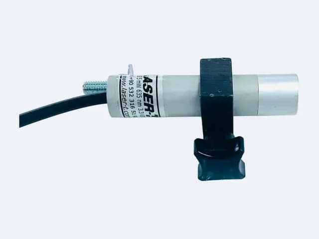 TE20L16 çizgi lazer arka yüzden — kablo solda, lens ucu sağda, sıkma topuzu tutucunun altında