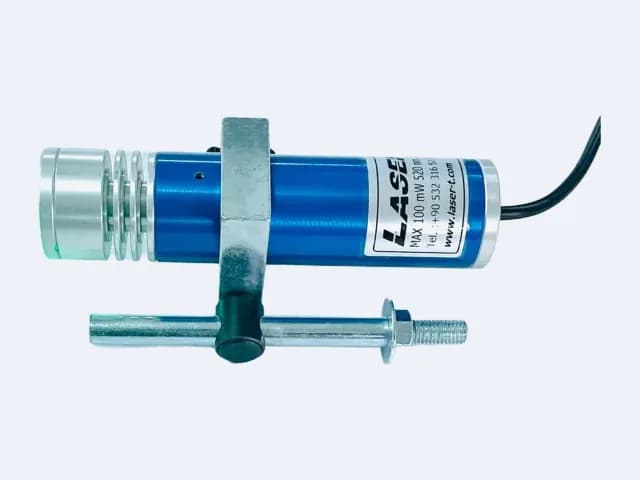 TM100L35 yeşil çizgi lazer yatay duruşta — kanatlı lens başlığı solda, etiketli mavi gövde, kablo sağda, cıvatalı montaj mili altta