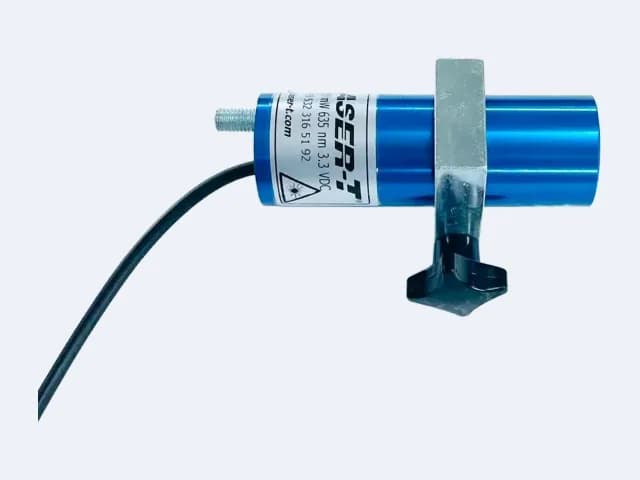 TN150L35 çizgi lazer arka yüzden — kablo solda, lens ucu sağda, sıkma topuzu tutucunun altında