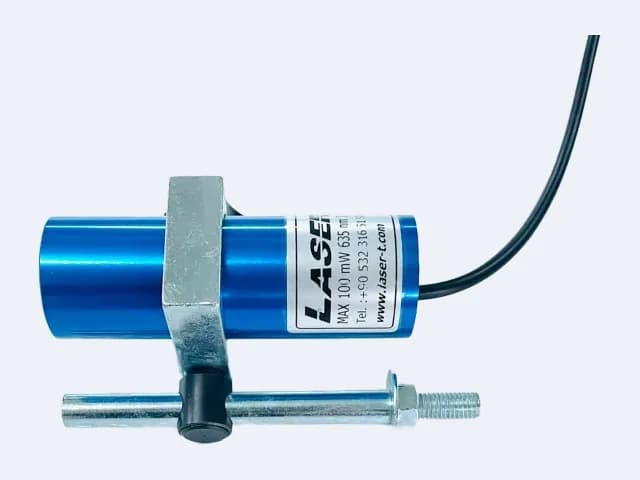 TN30L35 çizgi lazer yatay duruşta, yakından — lens ucu solda, kablo sağda, montaj mili altta