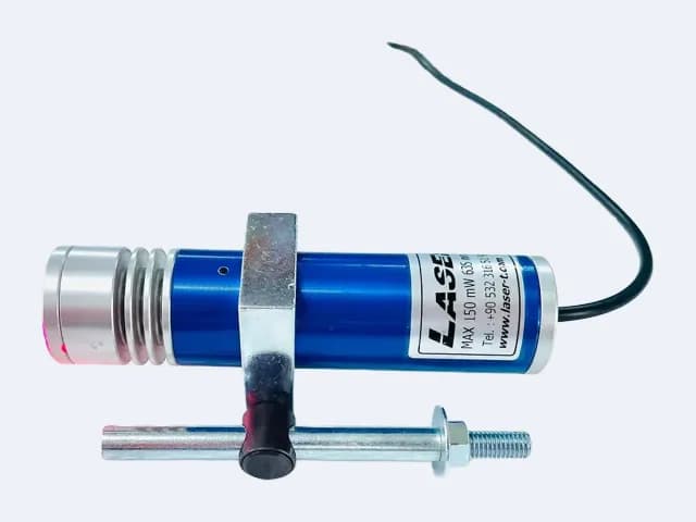 TOD150C35 daire lazer yatay duruşta — kanatlı lens başlığı solda, etiketli mavi gövde, kablo sağda, cıvatalı montaj mili altta