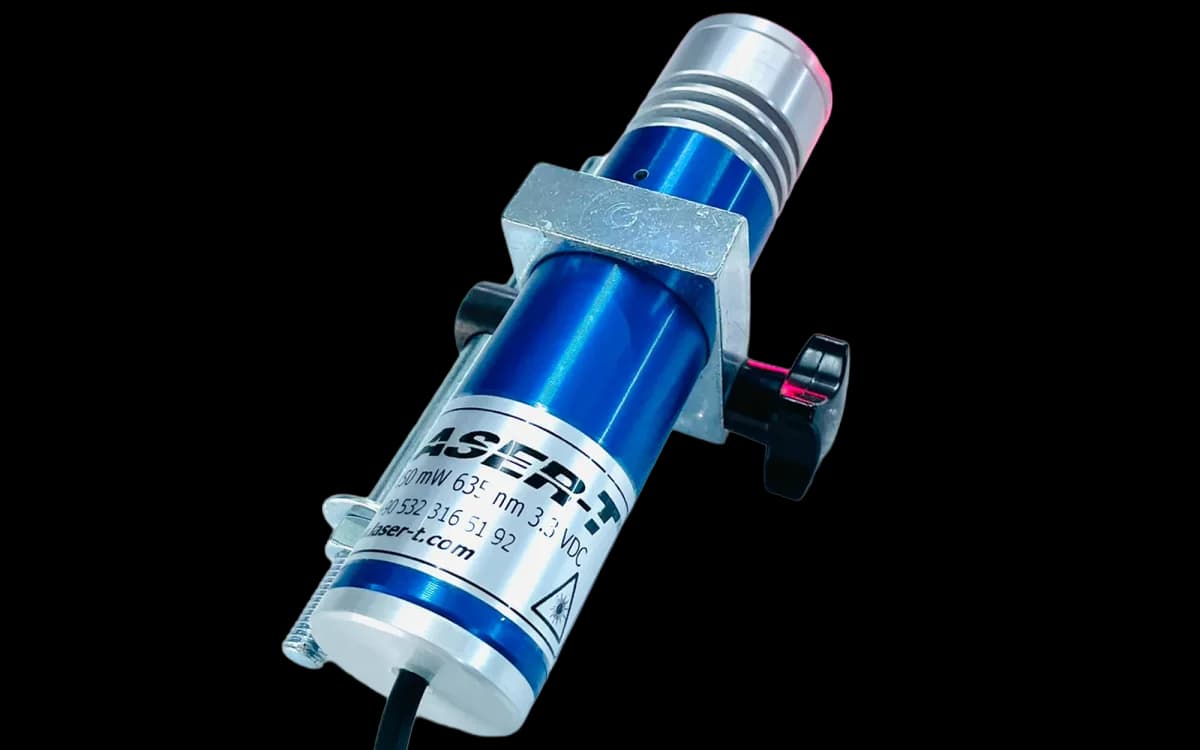 TM150L35 çizgi lazer modülü, 150 mW 635 nm etiketli gövde ve kelebek vidalı aparat