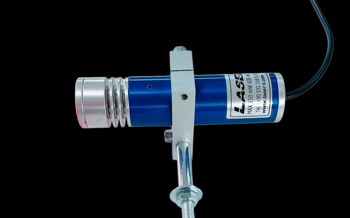 TM150L35 çizgi lazer modülü, cıvatalı montaj ayağıyla yandan görünüm
