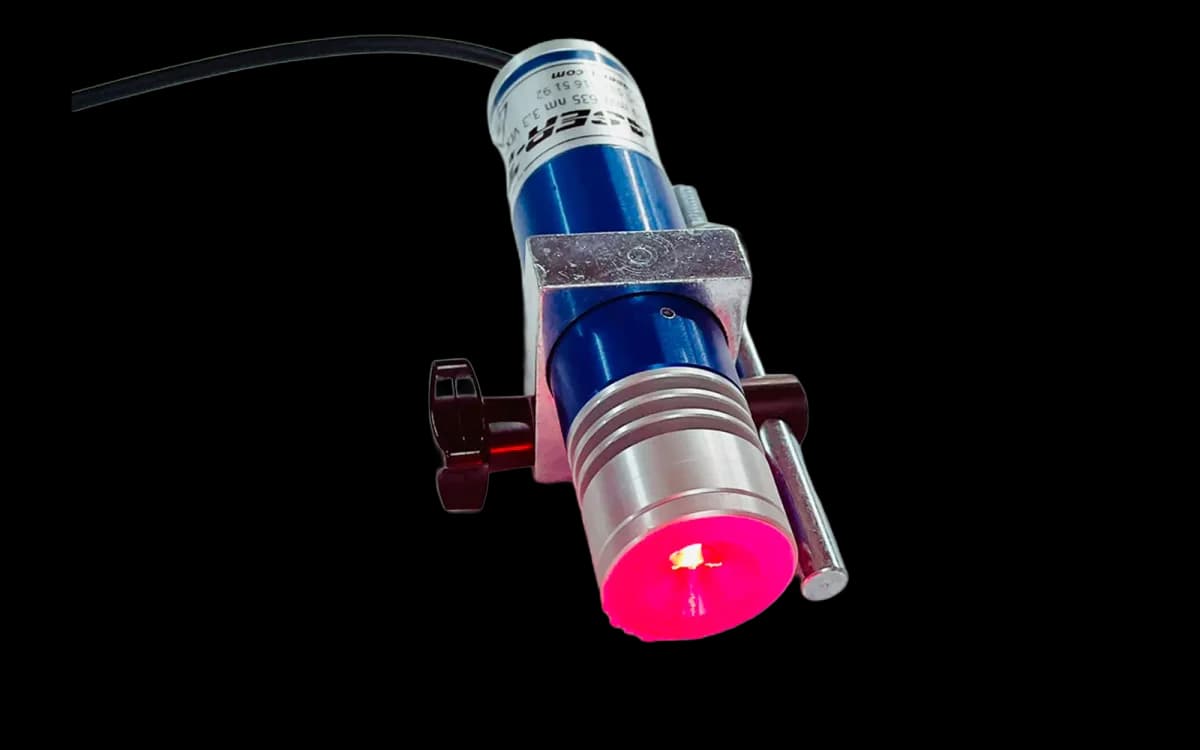 TM150L35 çizgi lazer modülü, kelebek vidalı bağlantı aparatıyla önden görünüm
